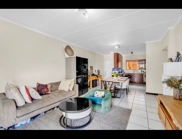 2 BEDROOM APARTMENT FOR SALE IN SUNNINGHILL